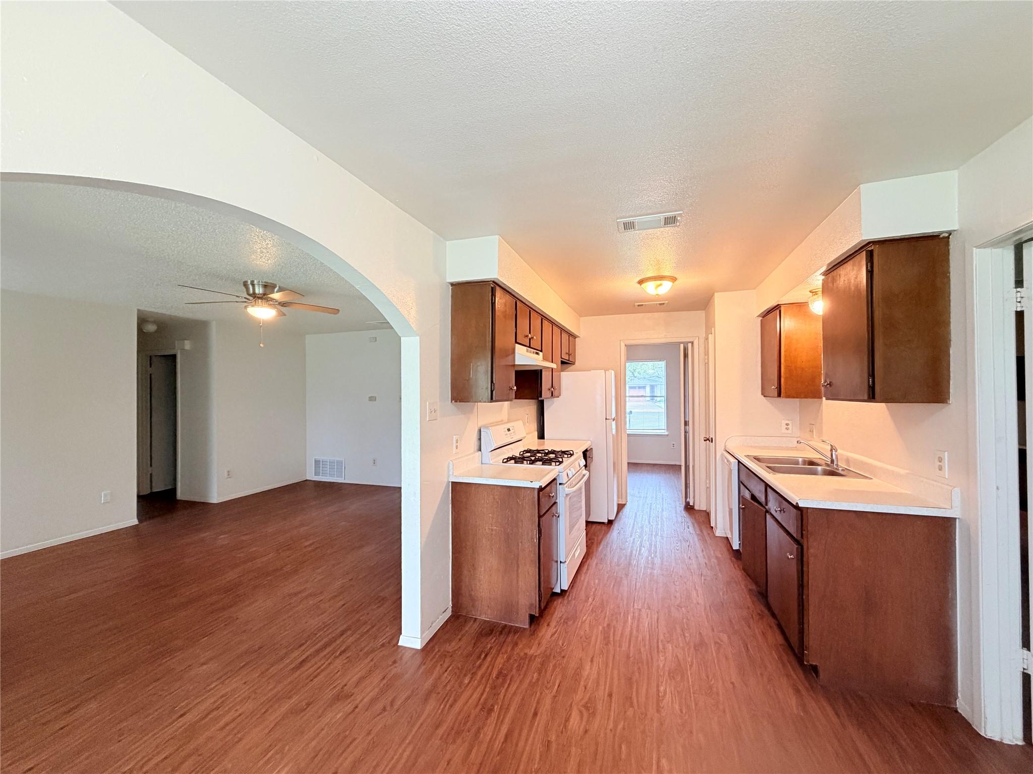 10904 Meadgreen Ct Property Photo 9
