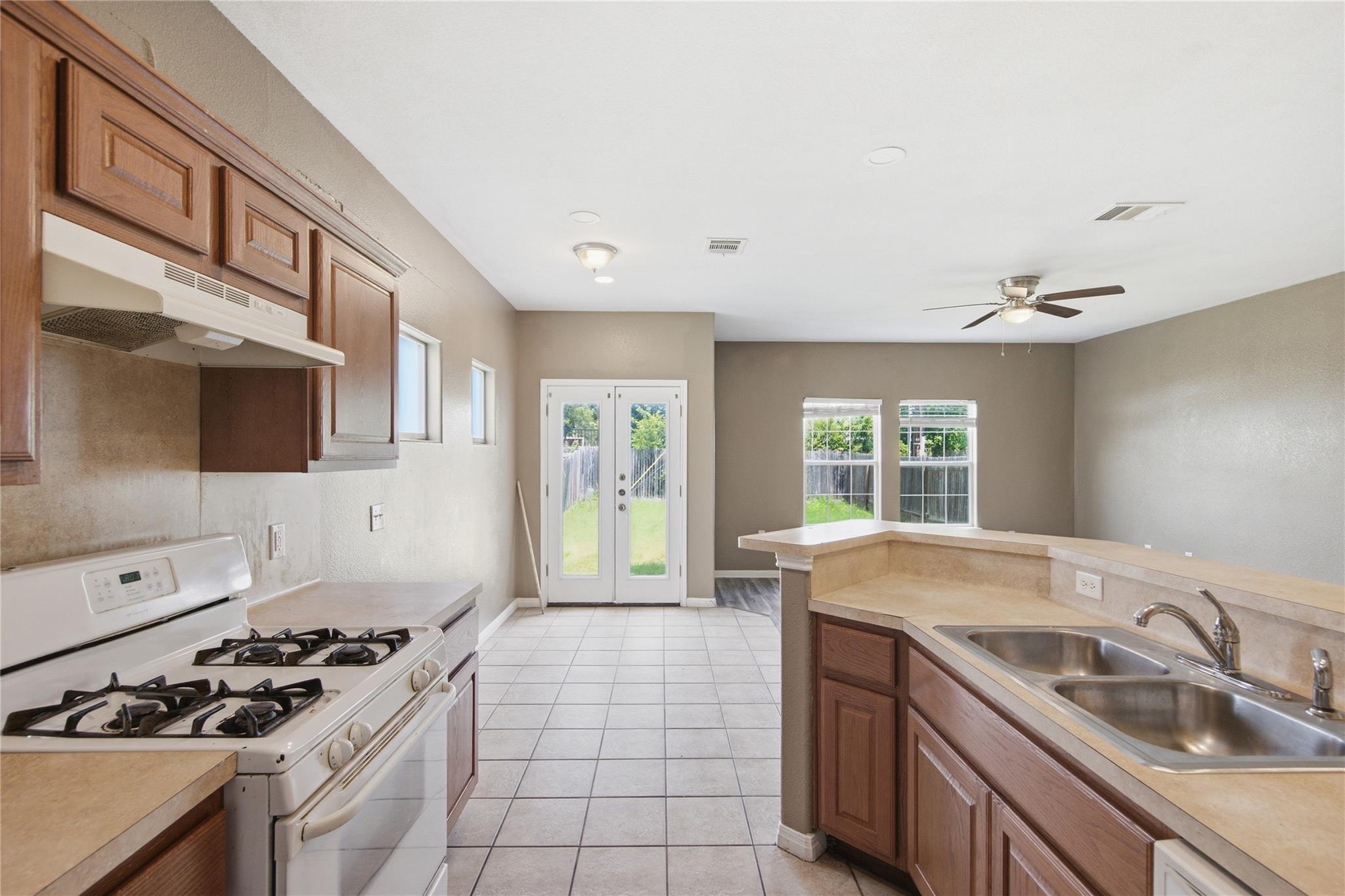 7502 Lazy Creek Dr Property Photo 22