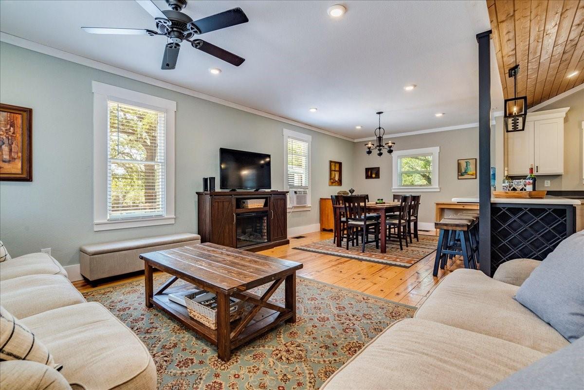 506 Shaw Ave Property Photo 3