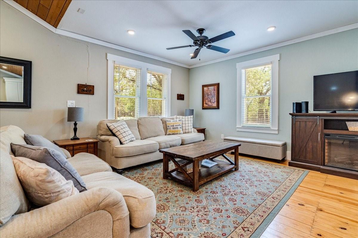 506 Shaw Ave Property Photo 4