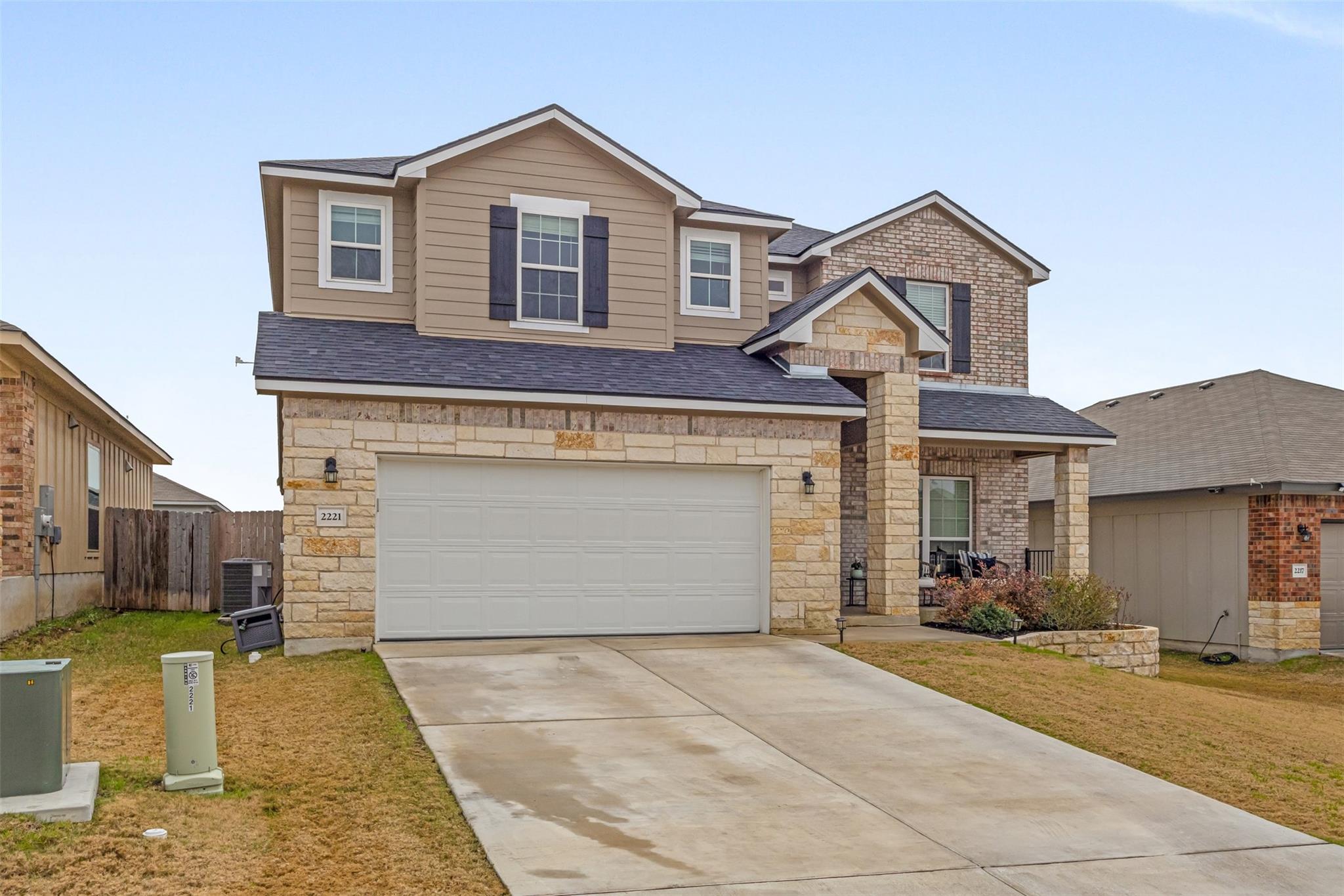 2221 Clove Ct Property Photo 3