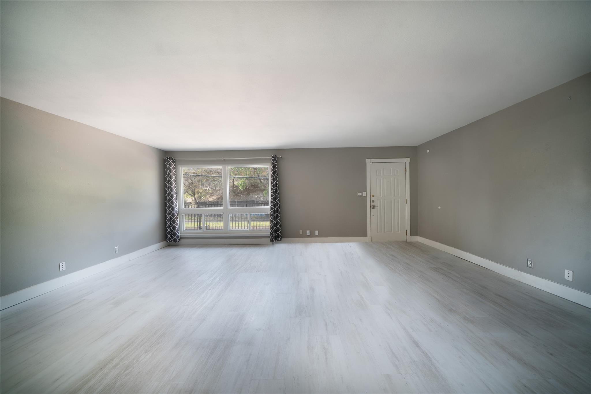500 E Riverside Dr 242 Property Photo 5