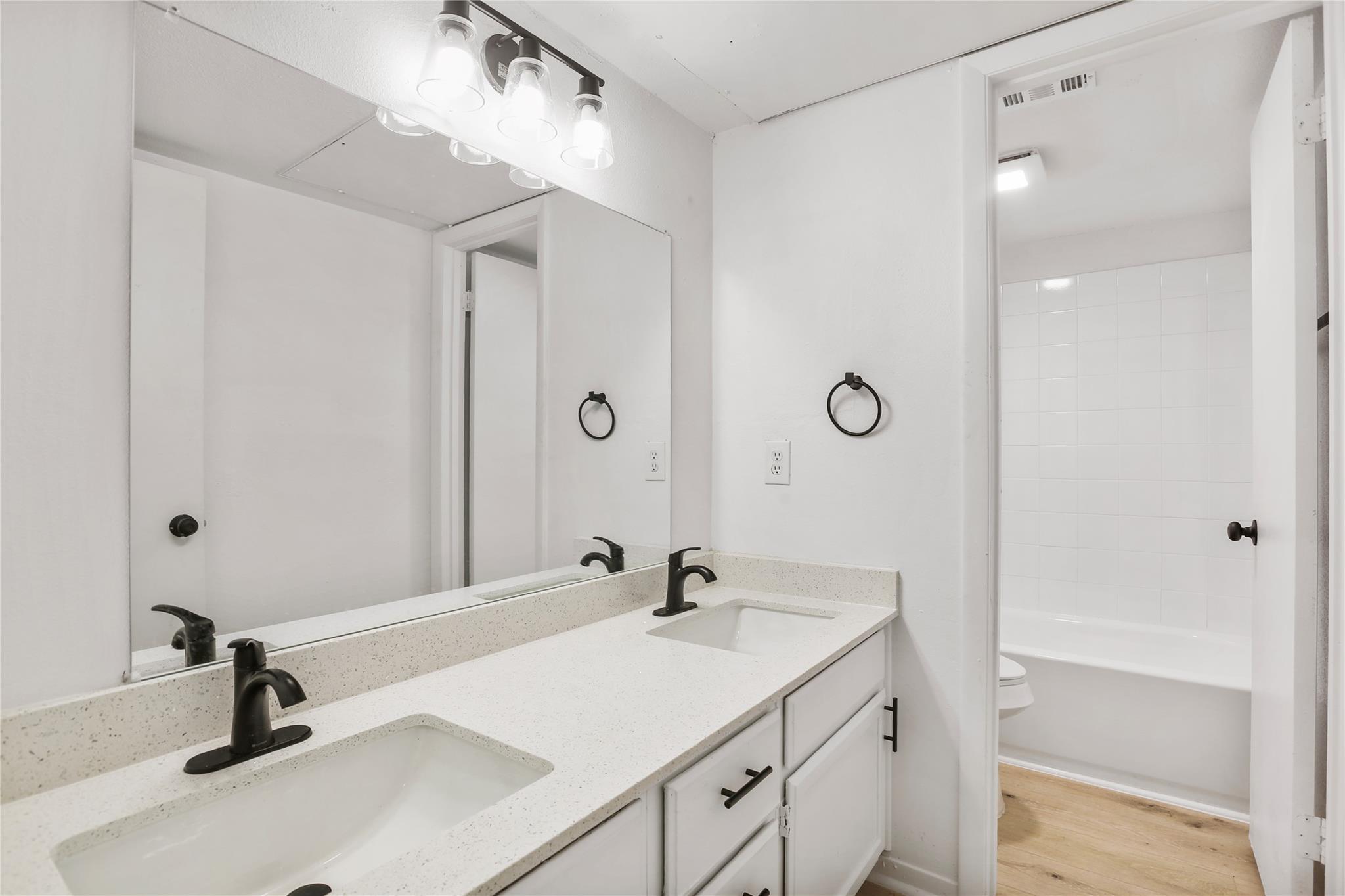 923 E 41st St #102 Property Photo 5