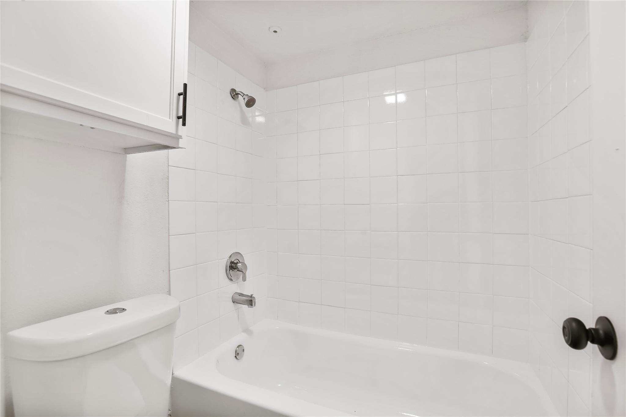 923 E 41st St #102 Property Photo 6