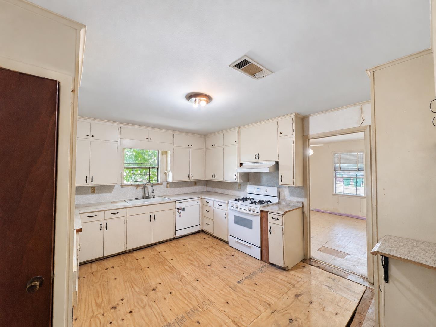 300 Elm None S Property Photo 3
