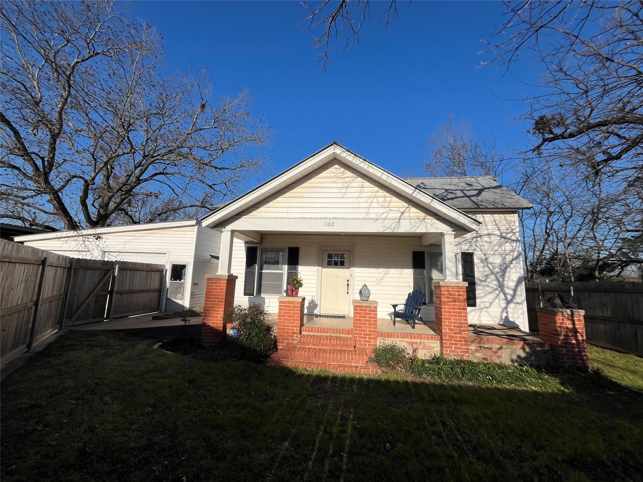 1102 N Travis Ave Property Photo