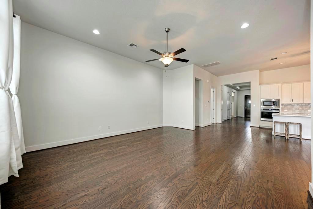 1104 Almeria Bnd Property Photo 5