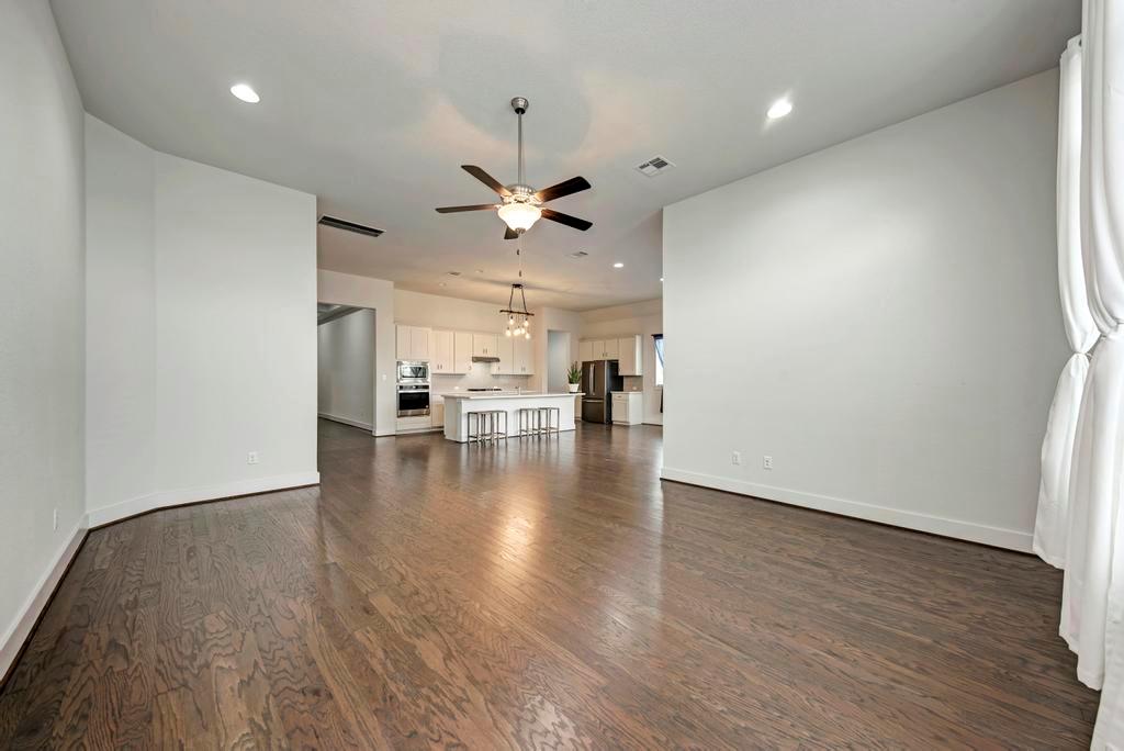 1104 Almeria Bnd Property Photo 6