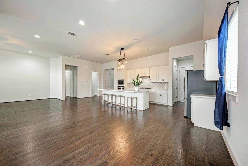 1104 Almeria Bnd Property Photo 9