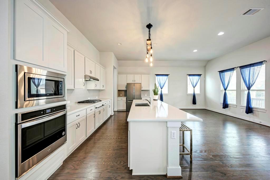 1104 Almeria Bnd Property Photo 12