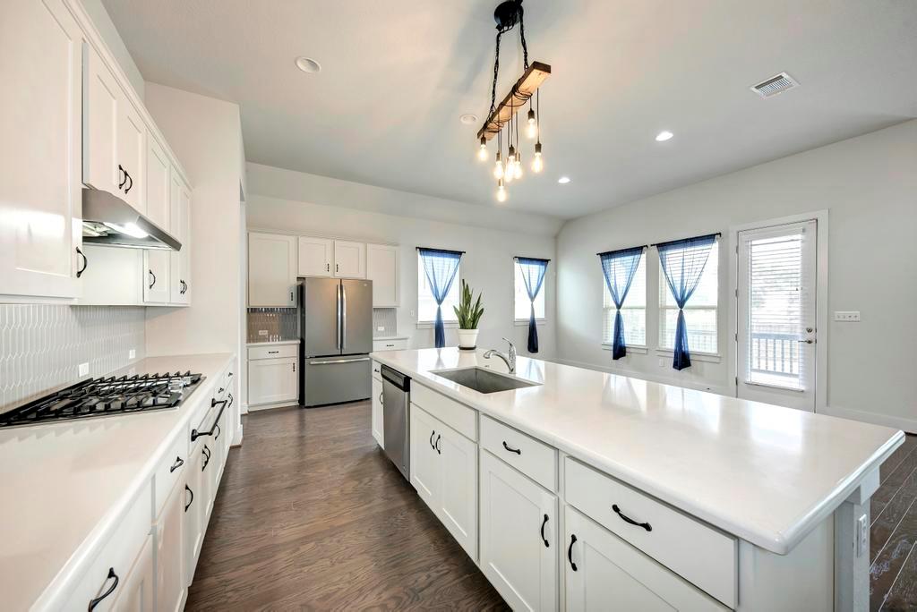 1104 Almeria Bnd Property Photo 13