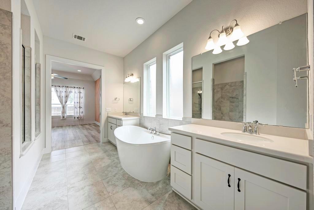 1104 Almeria Bnd Property Photo 20
