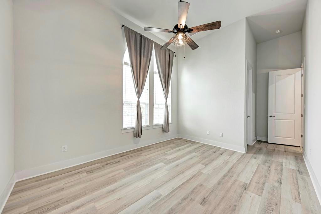 1104 Almeria Bnd Property Photo 25