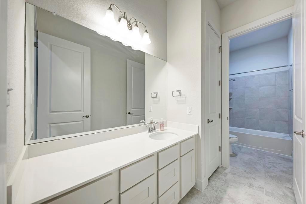 1104 Almeria Bnd Property Photo 26