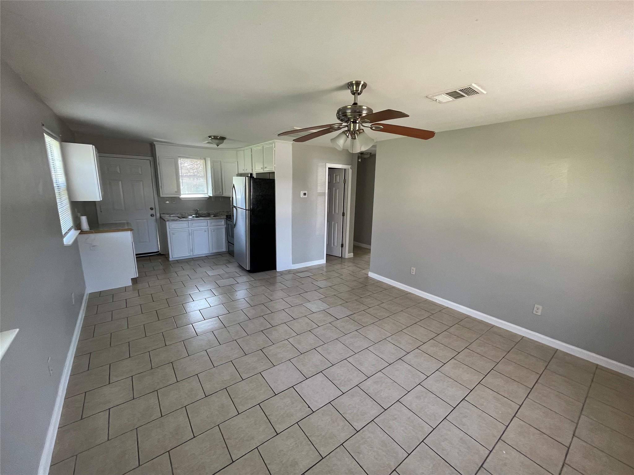 1041 Lott Ave Property Photo 4