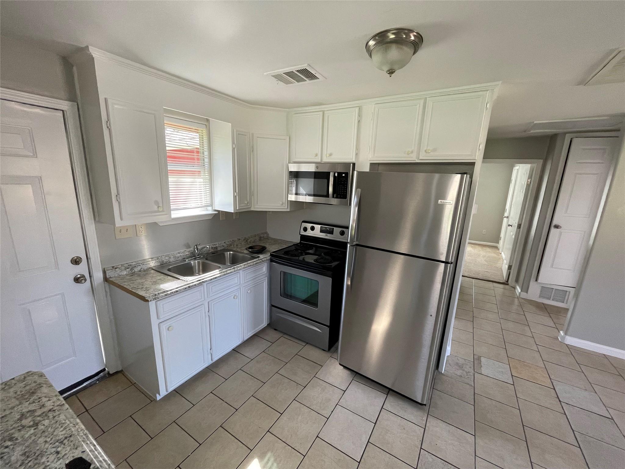 1041 Lott Ave Property Photo 6