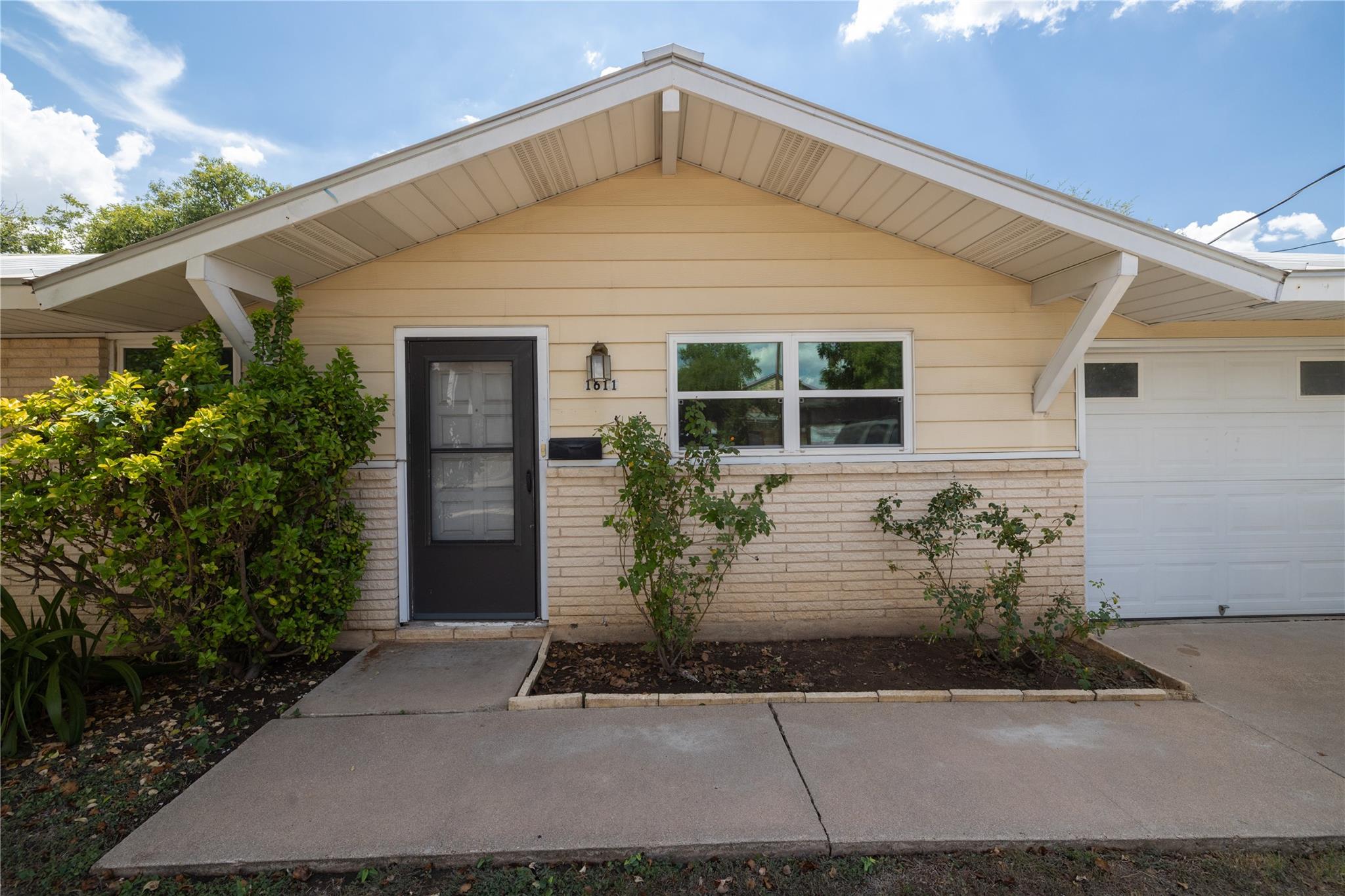 1611 Wheless Ln Property Photo 2