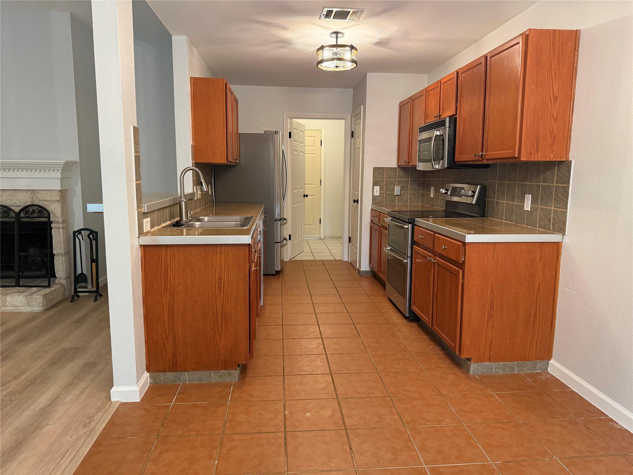 2125 Kaiser Dr Property Photo 5