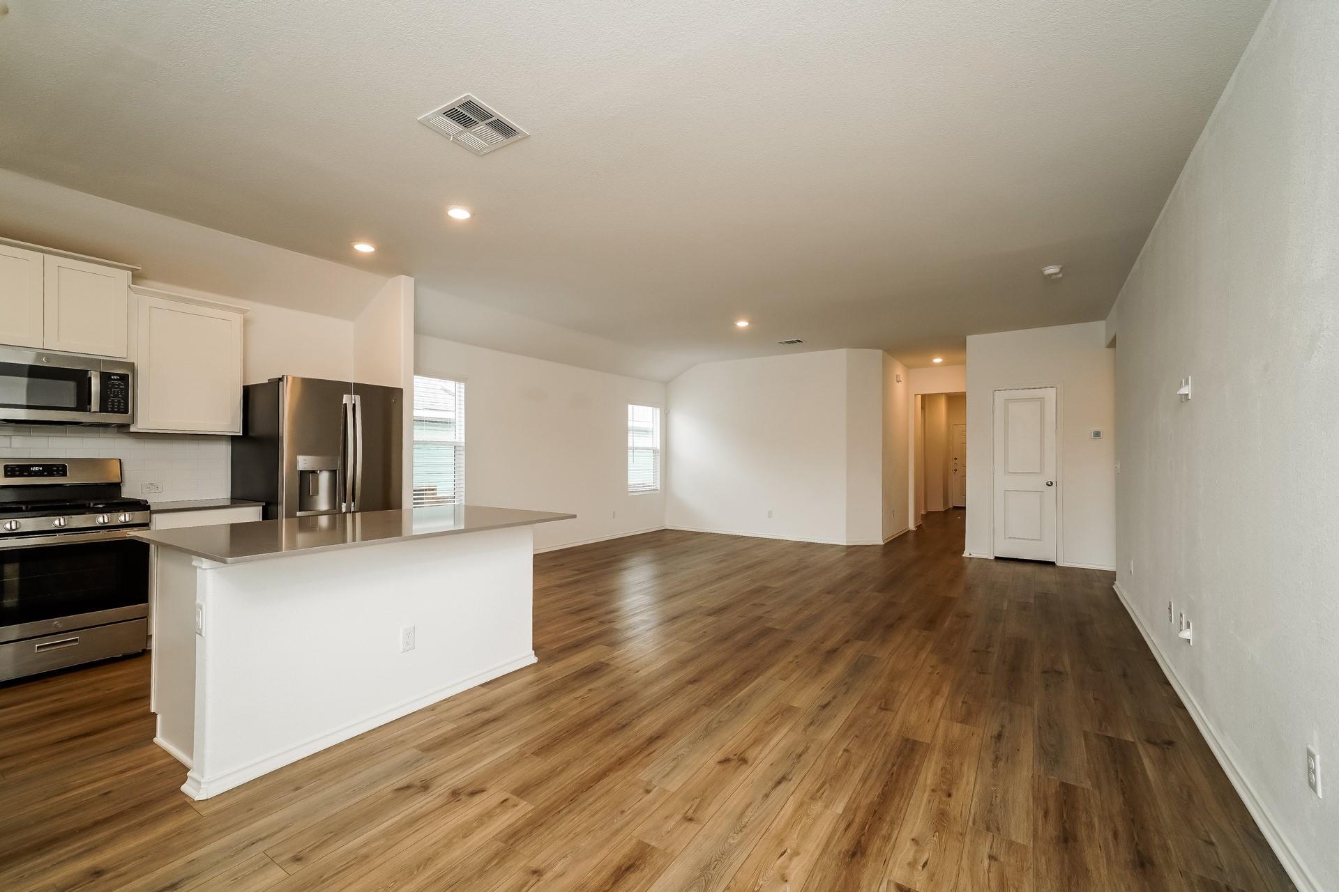 341 Madrid St Property Photo 8
