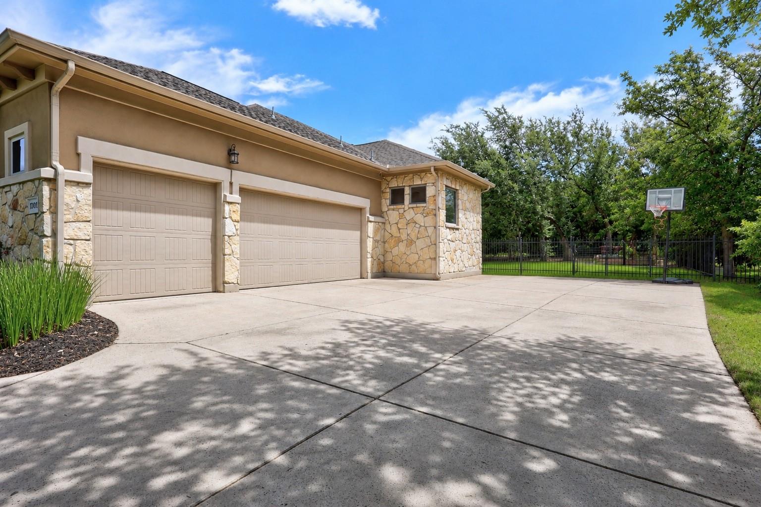 17001 Northlake Hills Dr Property Photo 6