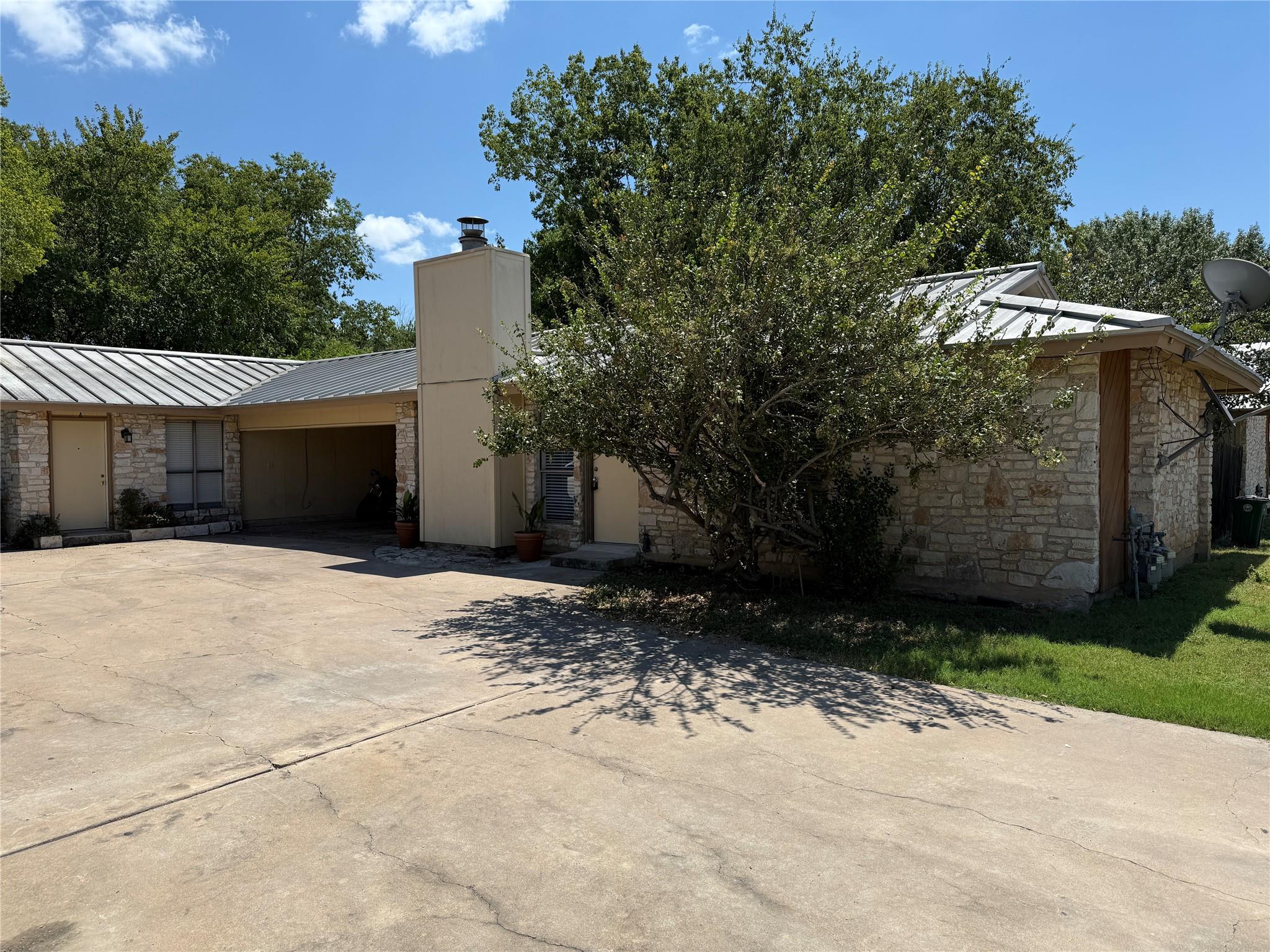 2106 Conestoga Trl #b Property Photo 1