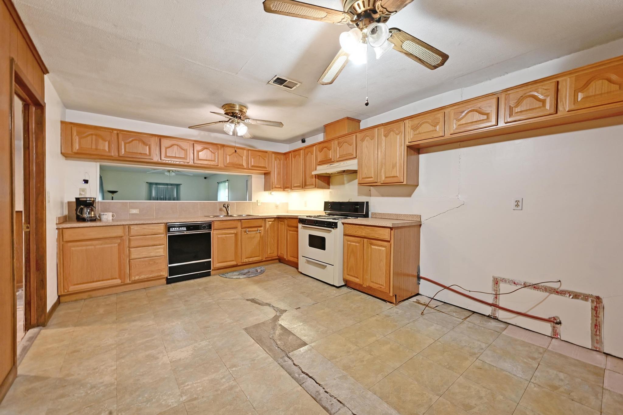6010 Club Ter Property Photo 8