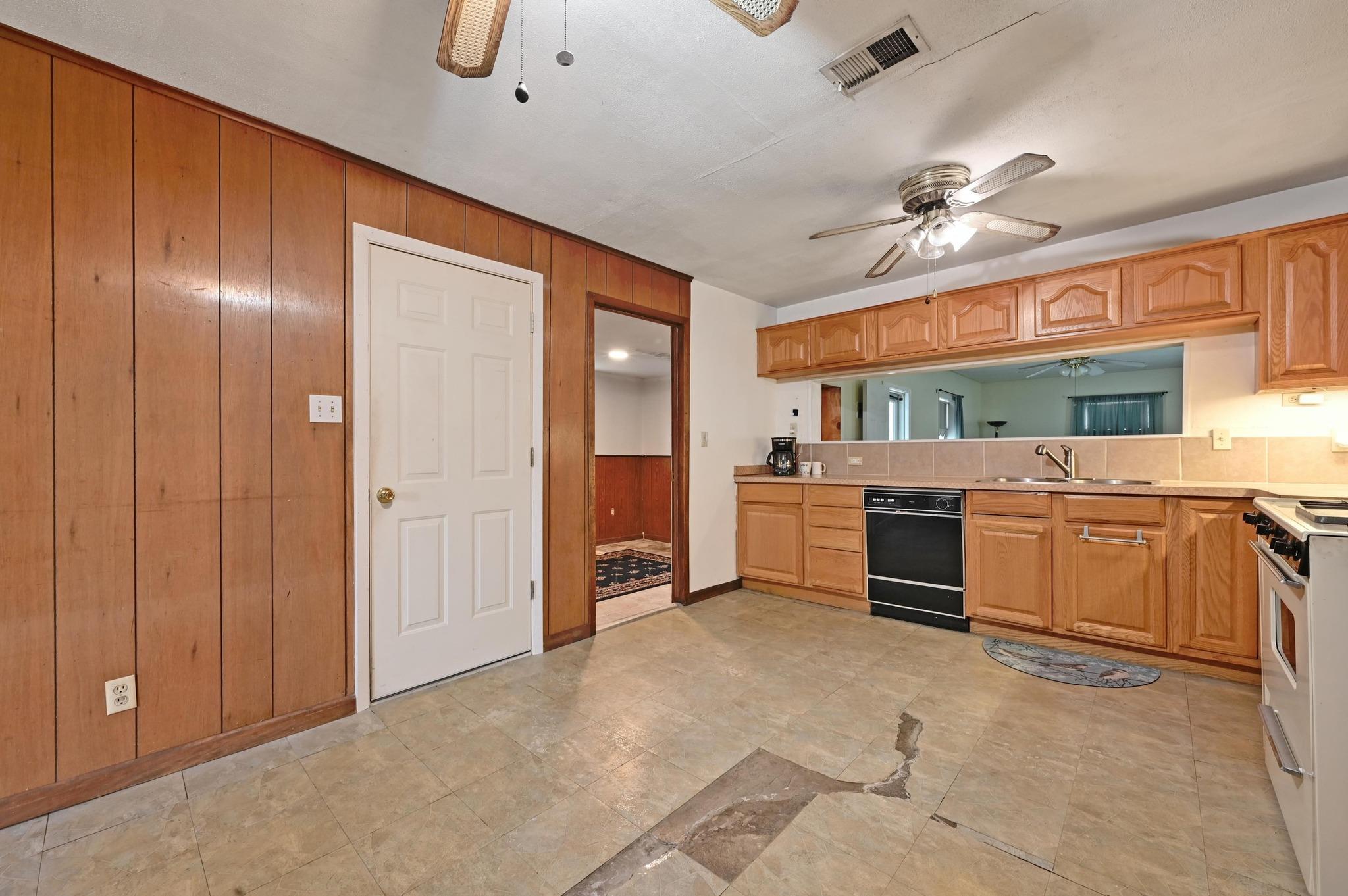 6010 Club Ter Property Photo 9
