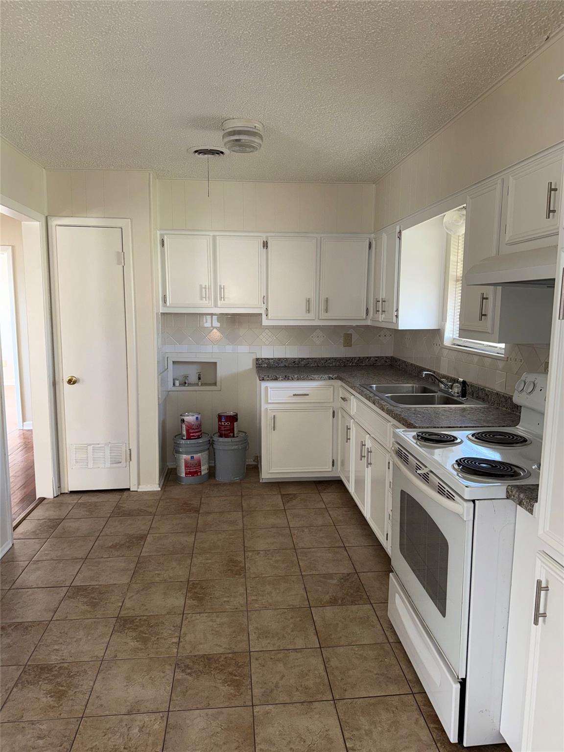 302 Easy St Property Photo 8
