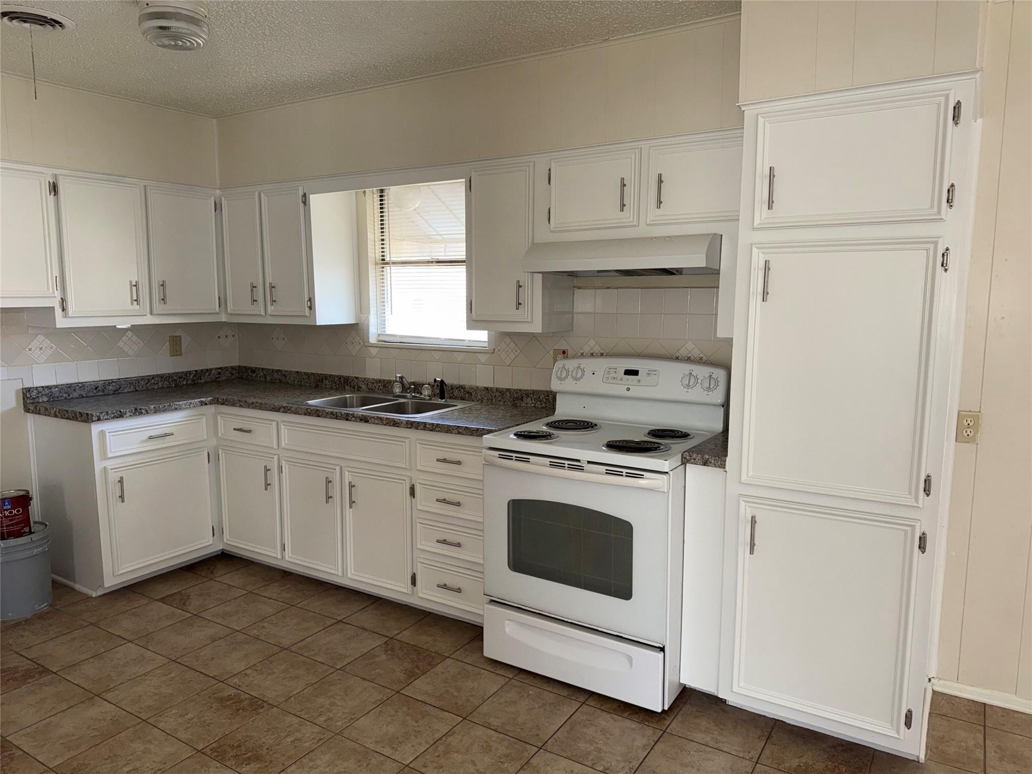 302 Easy St Property Photo 10
