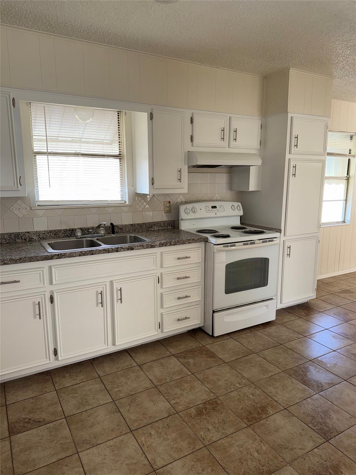 302 Easy St Property Photo 11