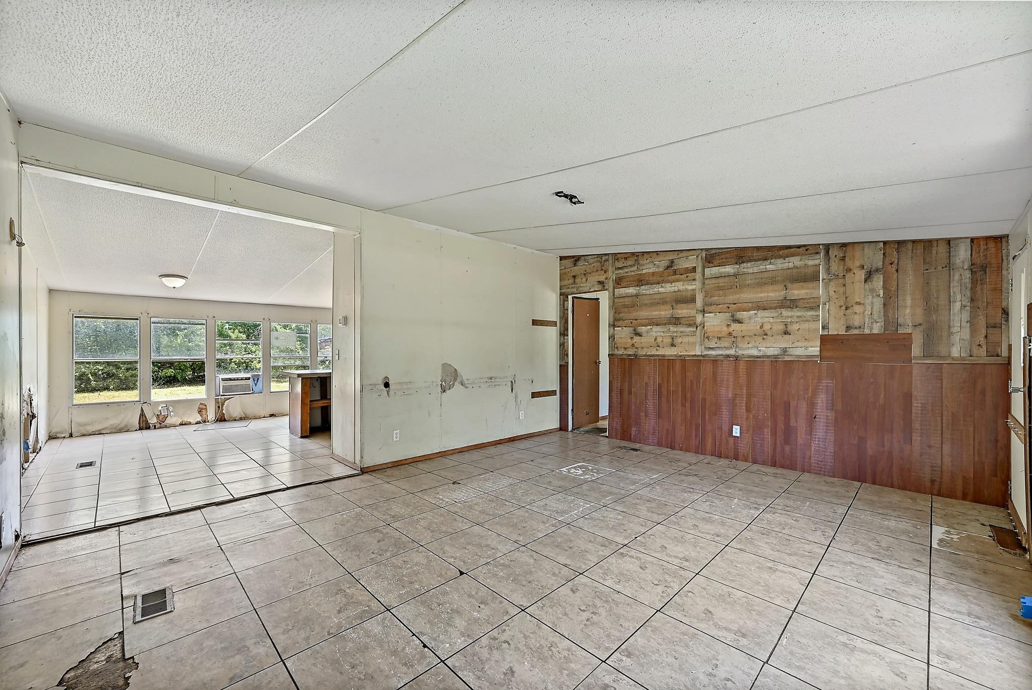 112 Allen St Property Photo 3