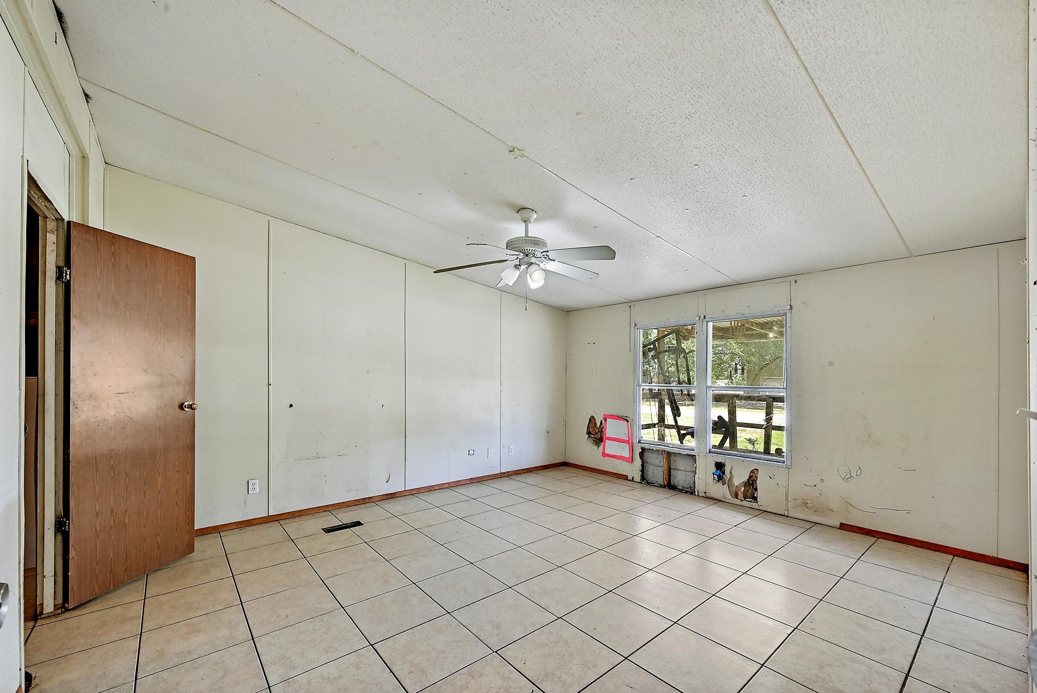 112 Allen St Property Photo 6