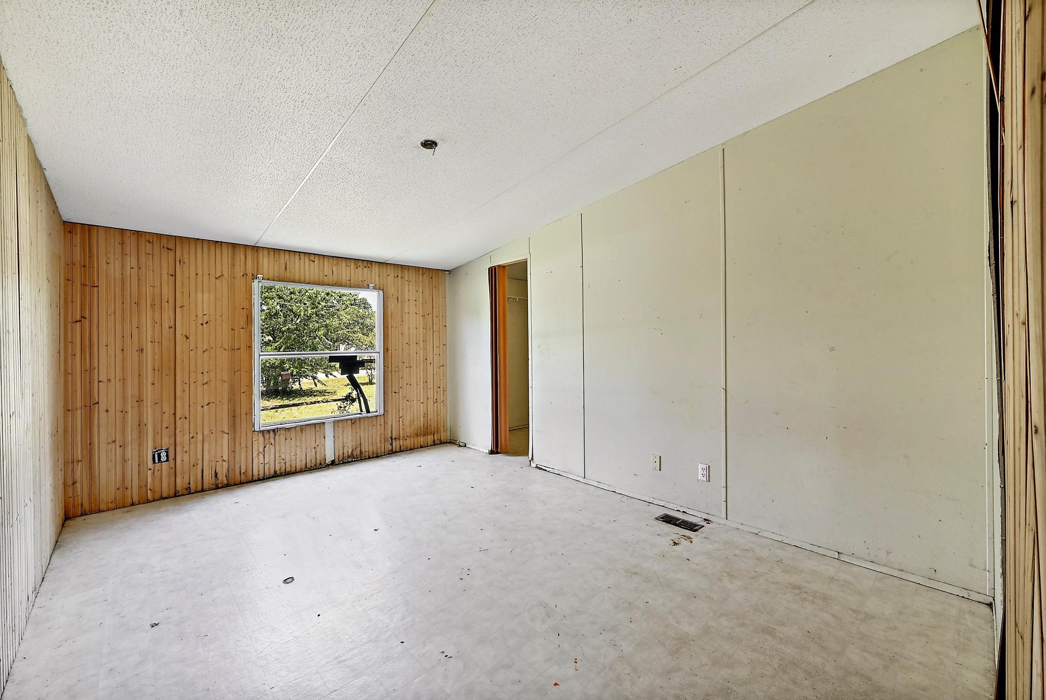 112 Allen St Property Photo 8
