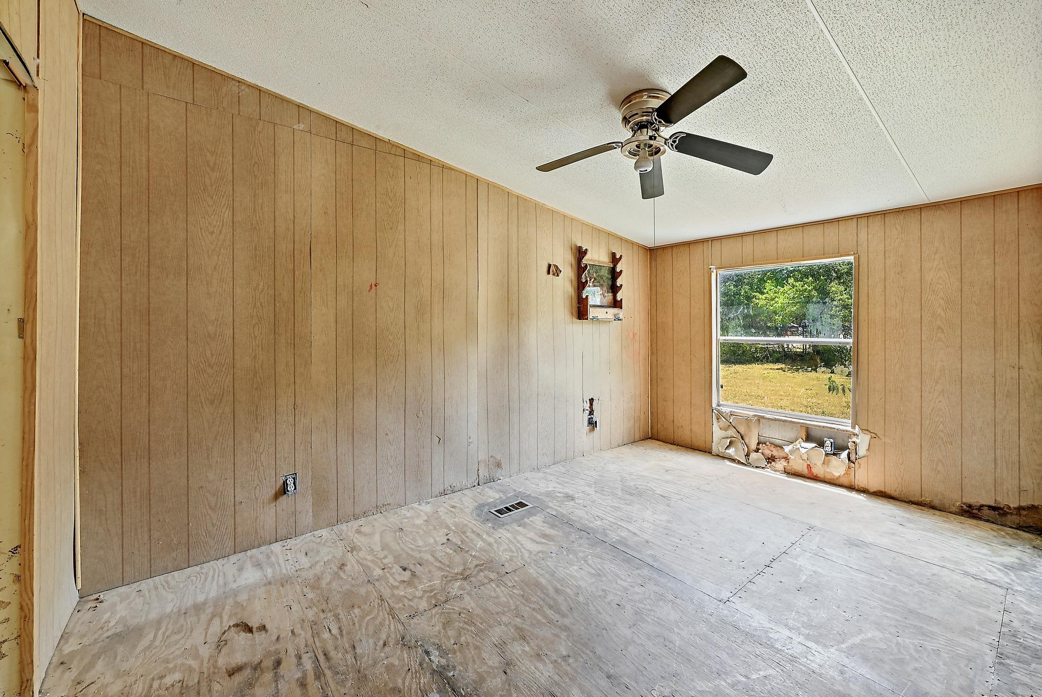 112 Allen St Property Photo 9
