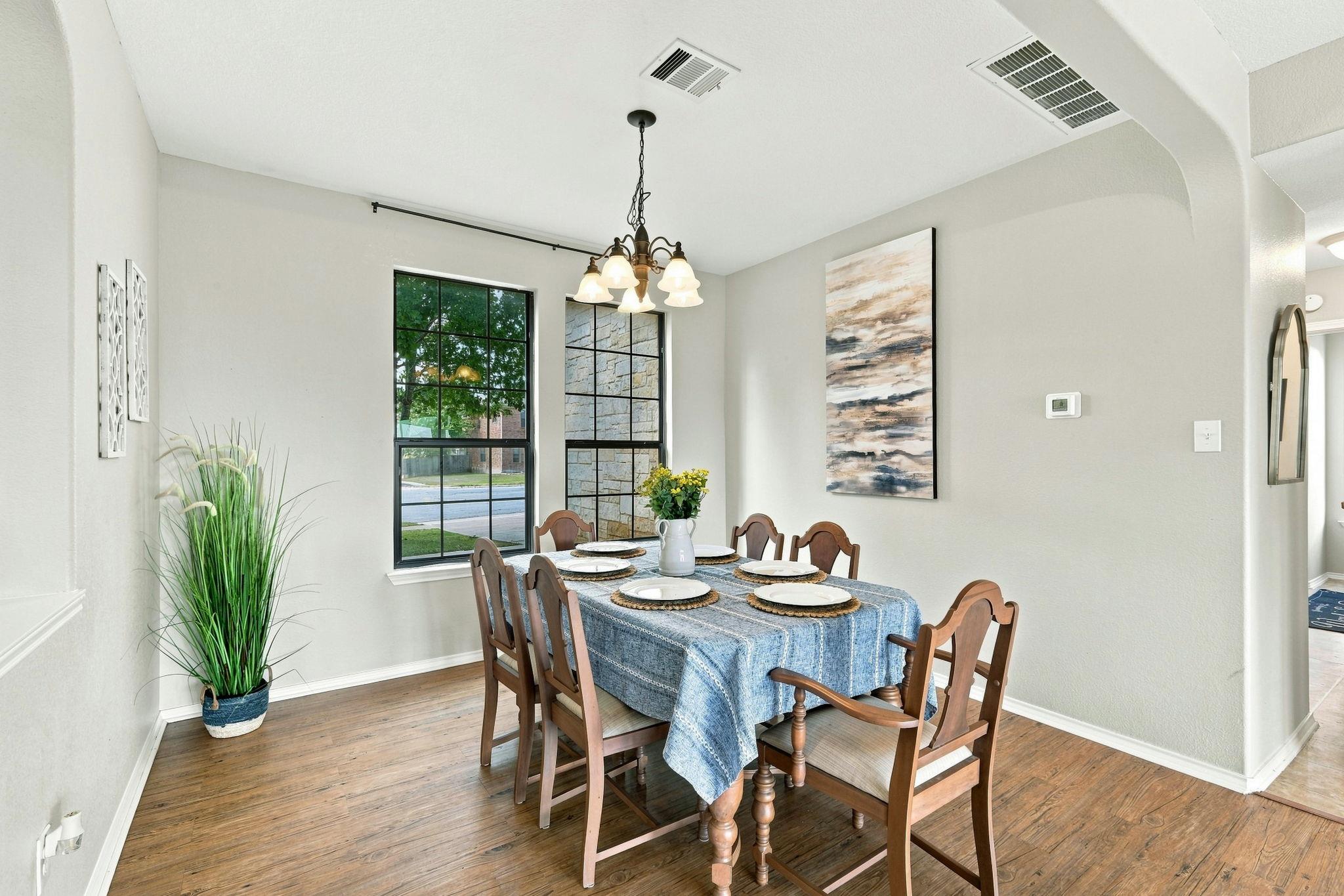 1660 Bayland St Property Photo 6