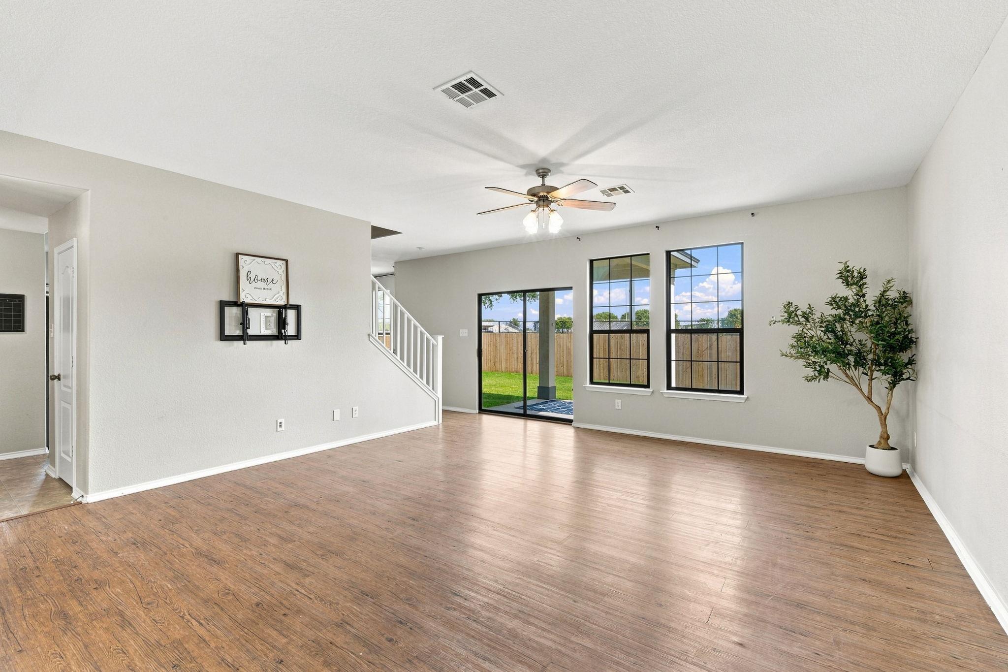 1660 Bayland St Property Photo 8