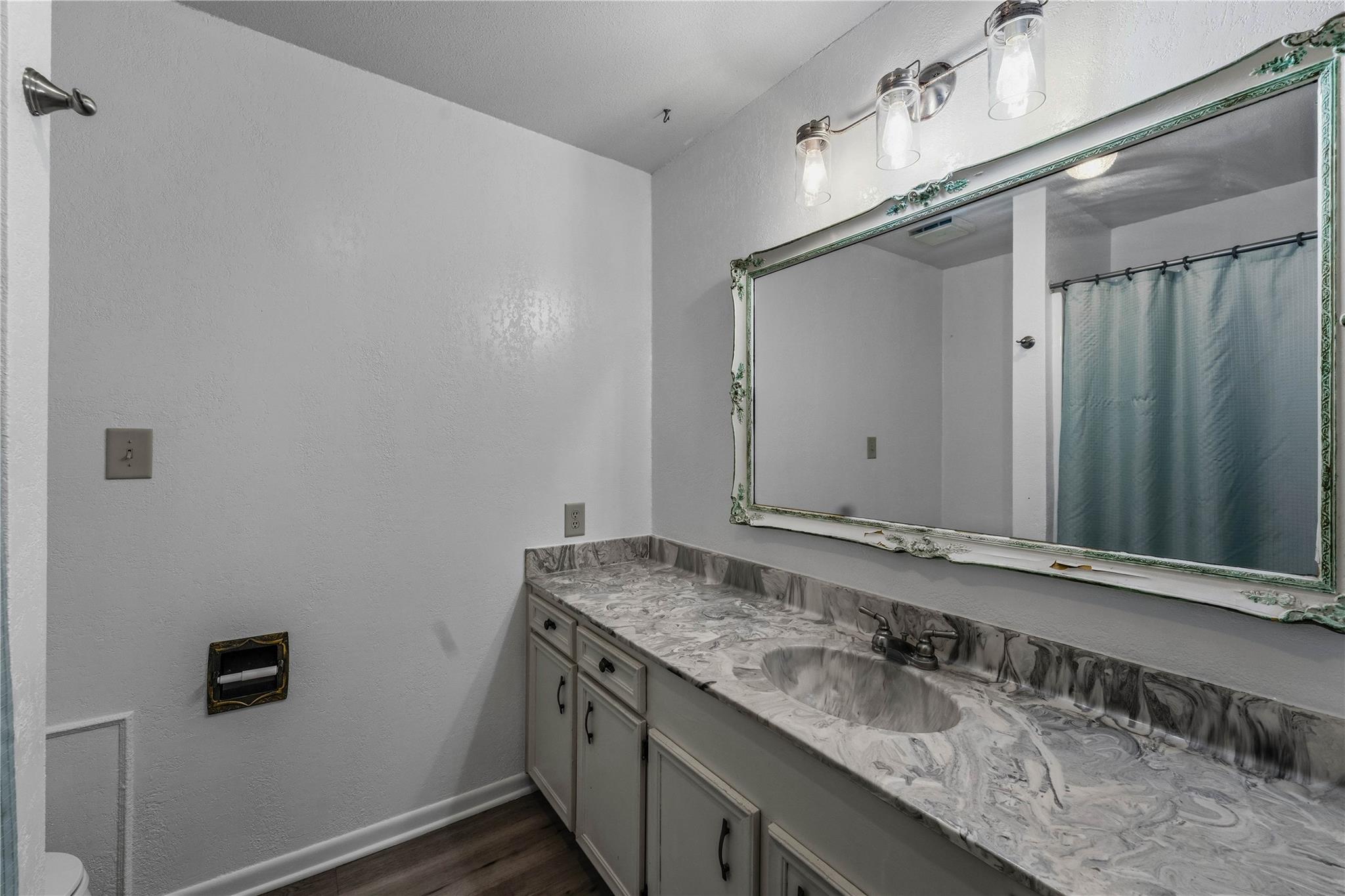 1070 N Franklin St Property Photo 14