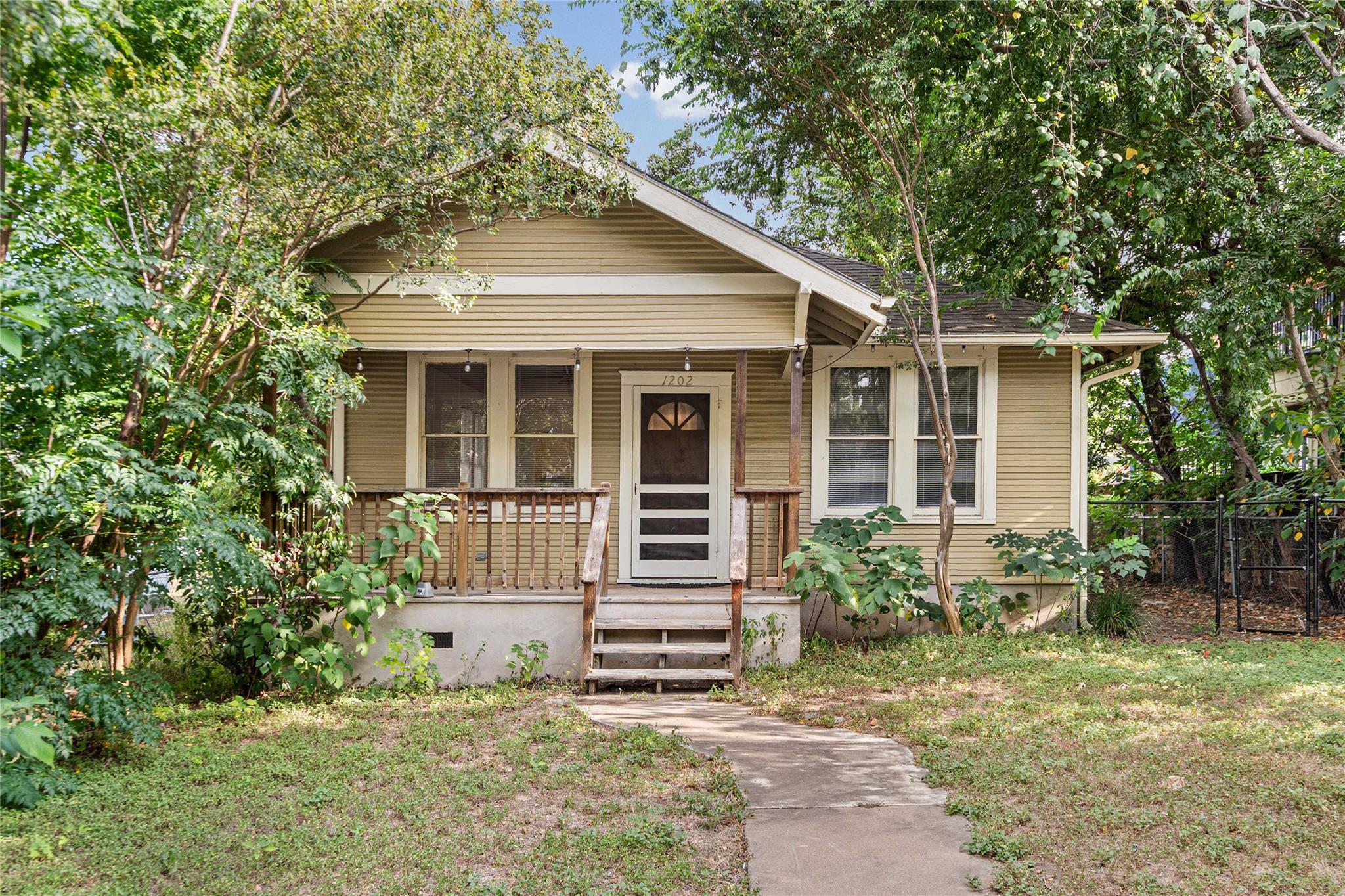 1202 E 13th St #A Property Photo 1