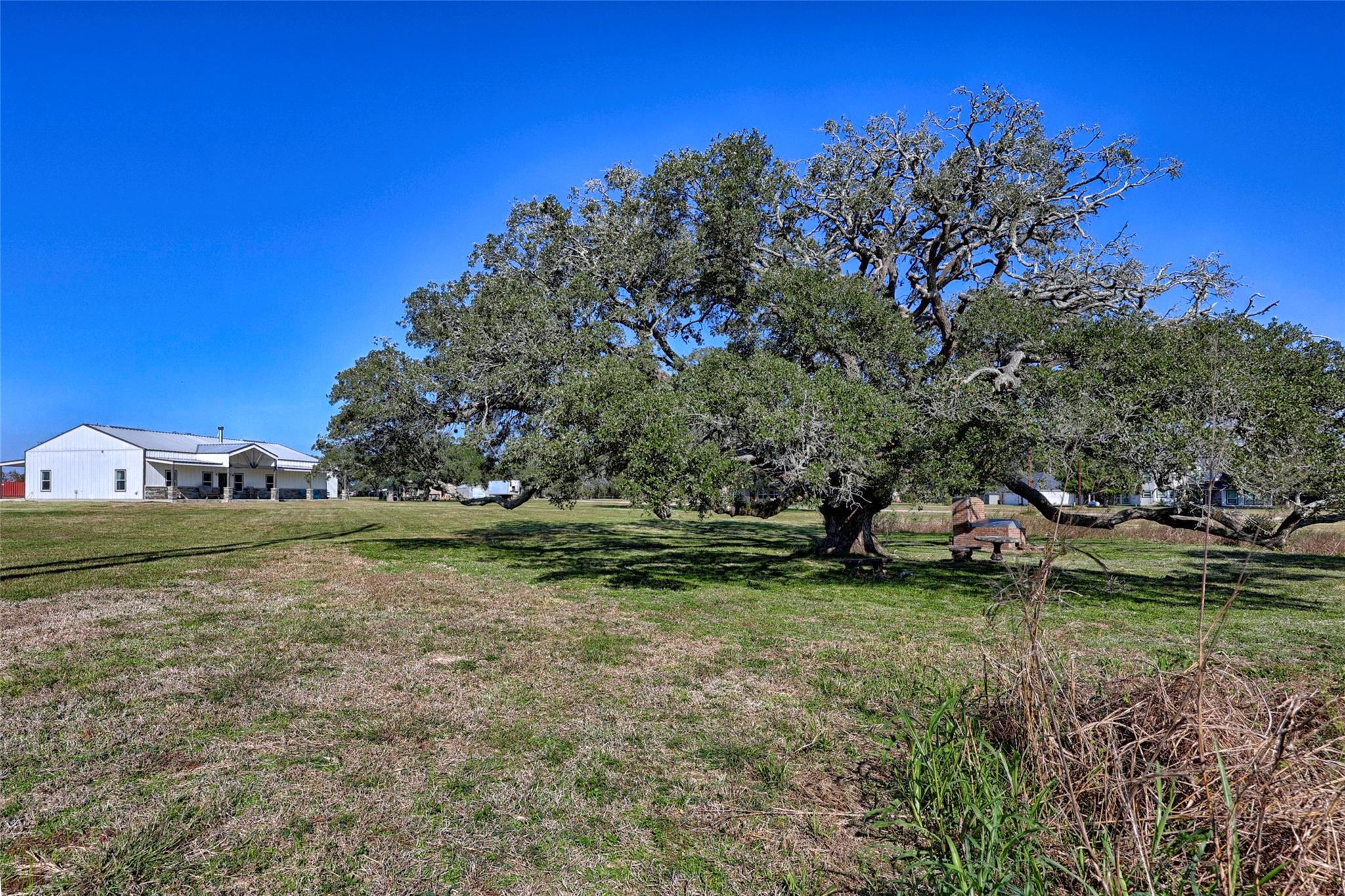 1100 Calhoun Rd Property Photo 2