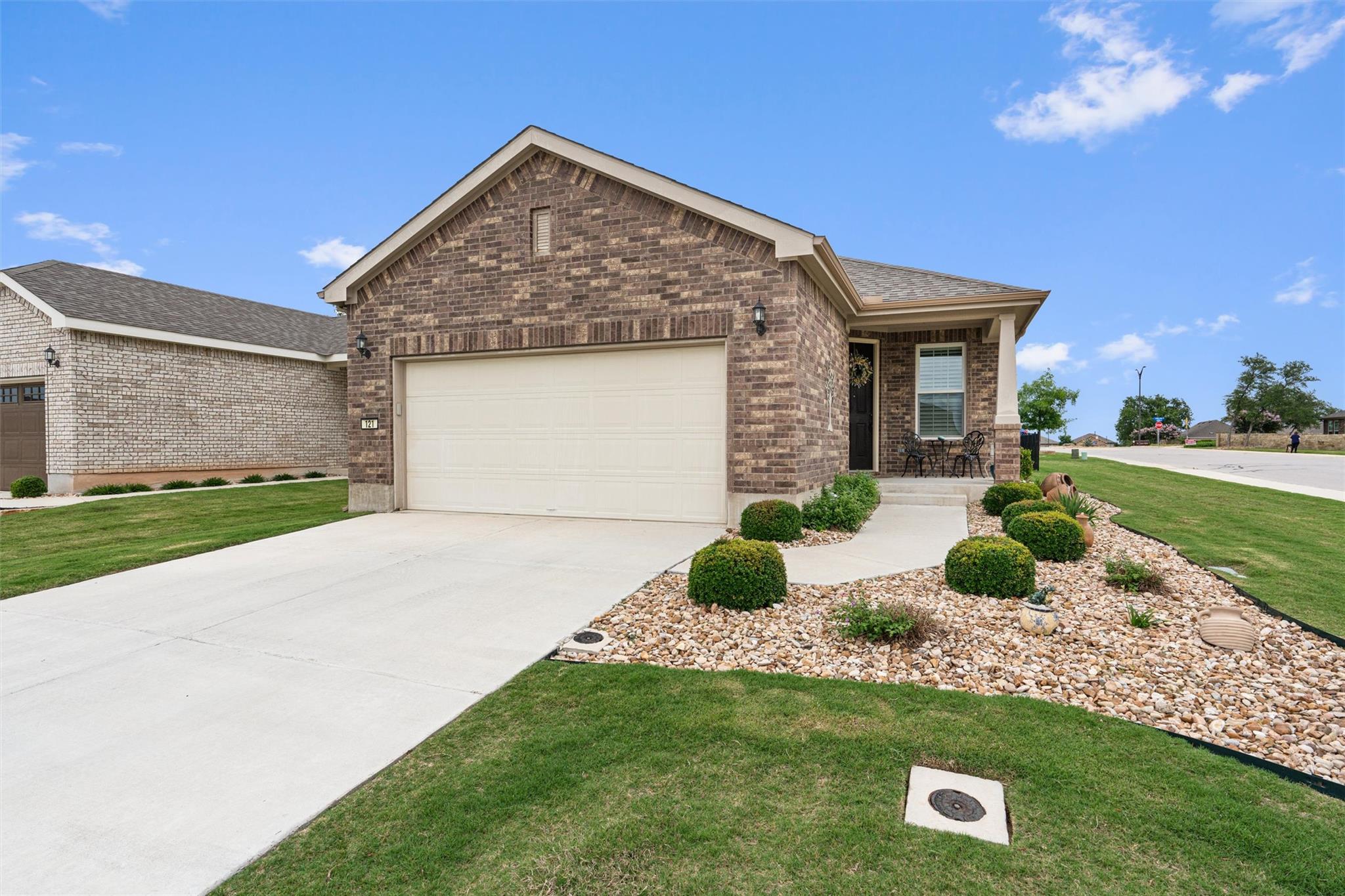 121 Winterhorse Cv Property Photo 2