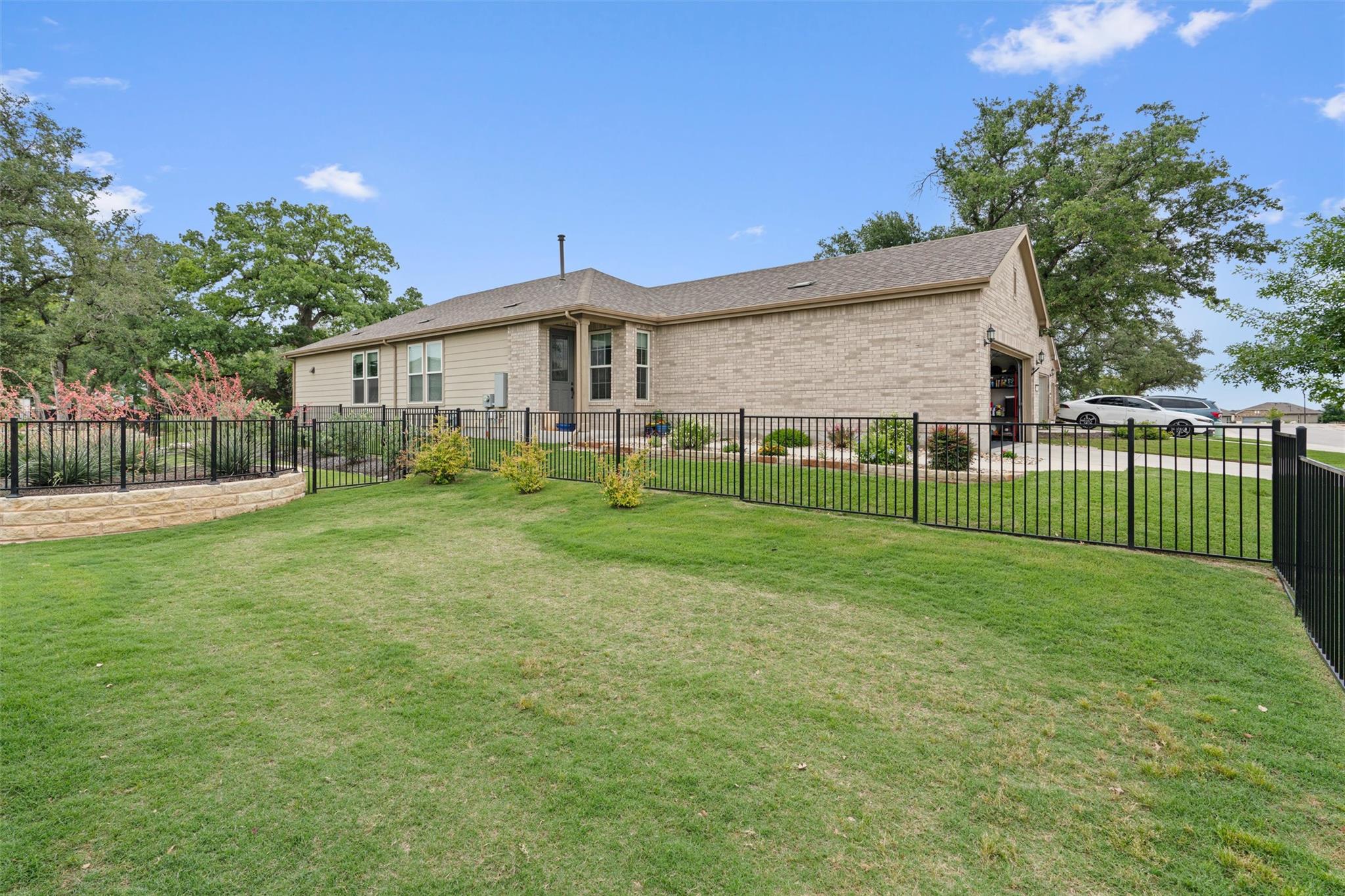121 Winterhorse Cv Property Photo 23