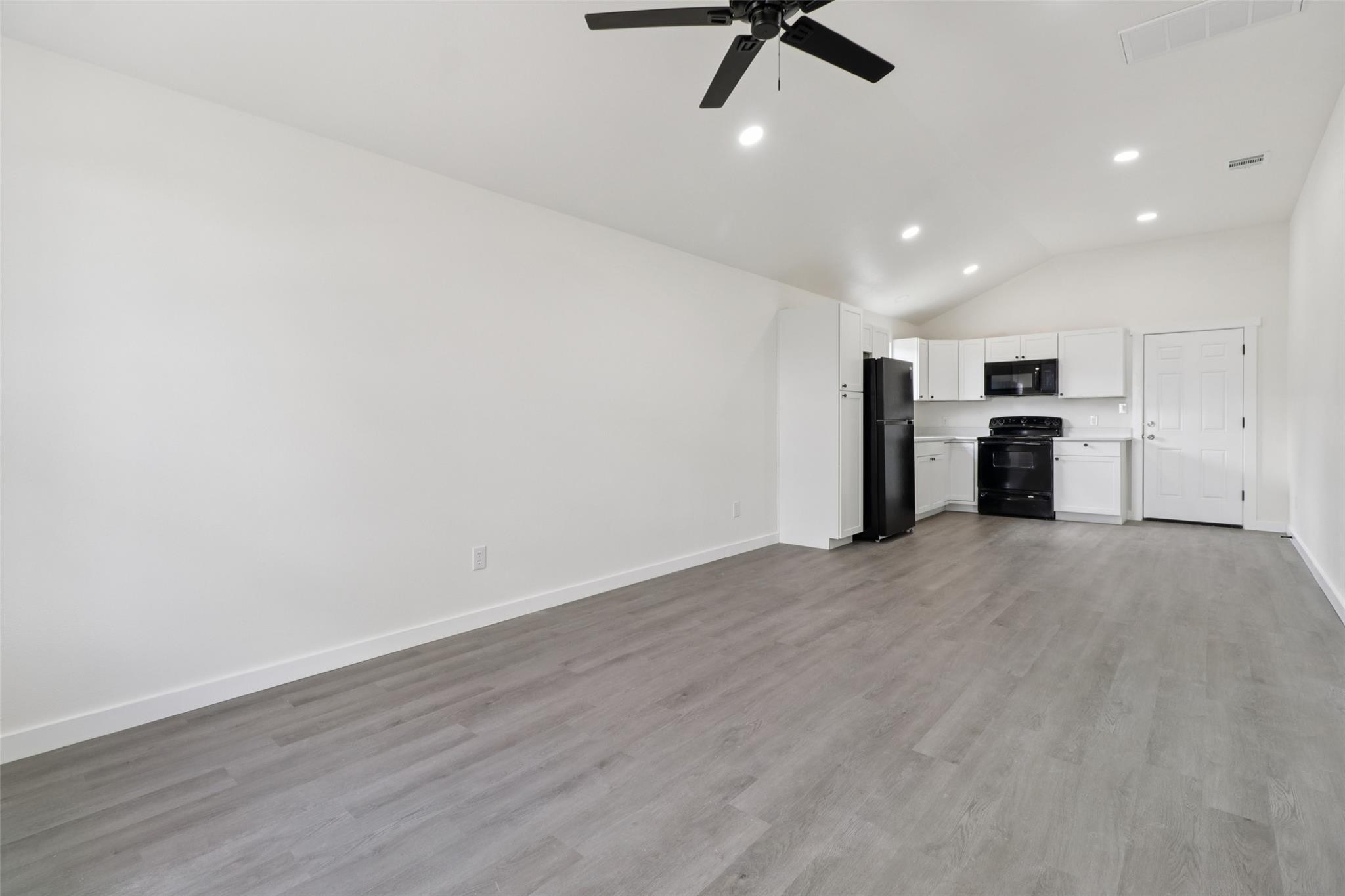 1087 Schubert Ln #d Property Photo 4