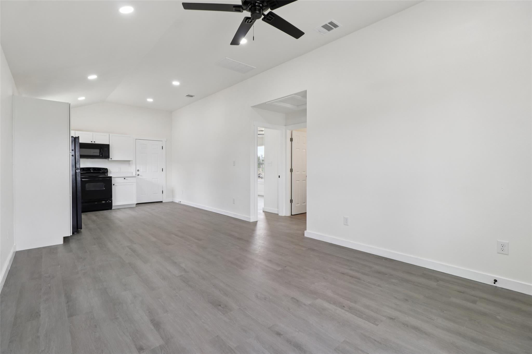 1087 Schubert Ln #d Property Photo 5