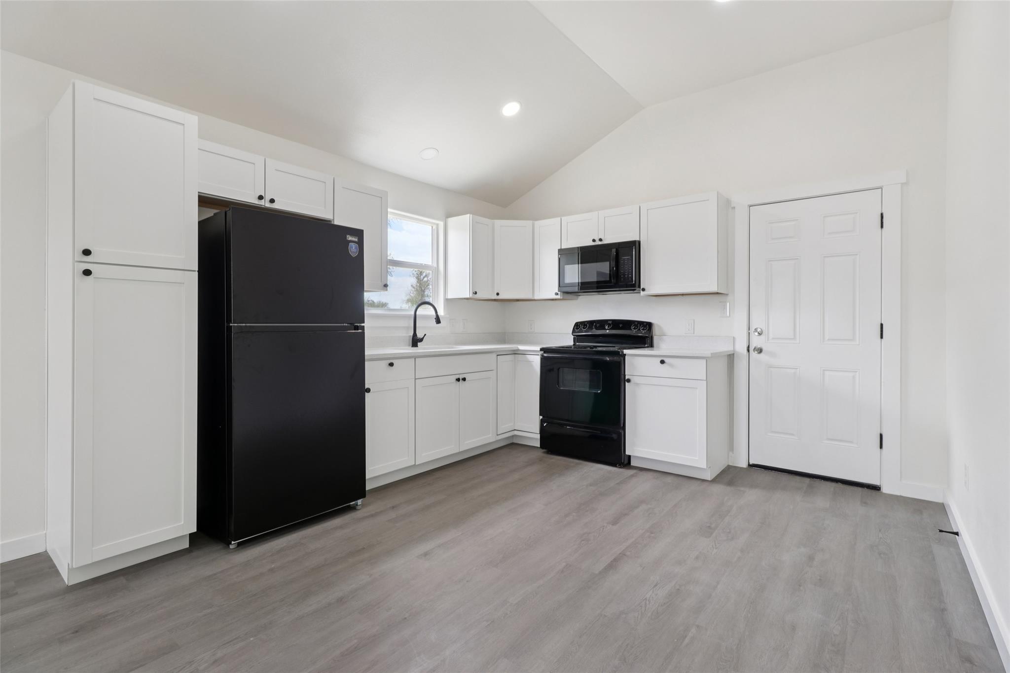 1087 Schubert Ln #d Property Photo 7