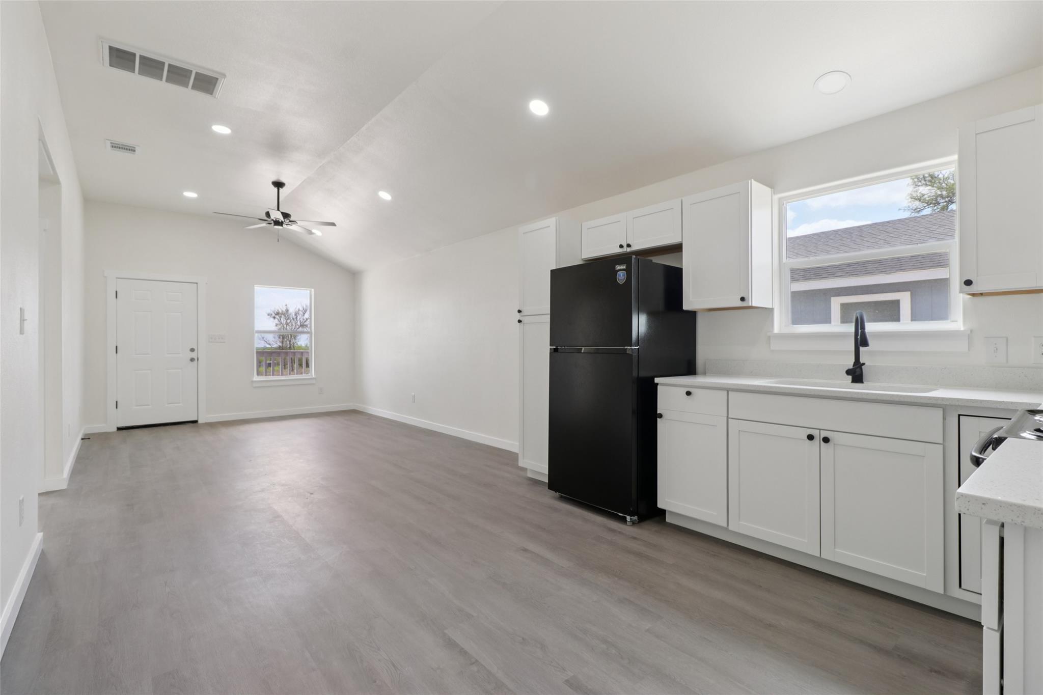 1087 Schubert Ln #d Property Photo 8