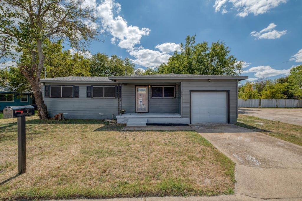 102 E Robertson Ave Property Photo