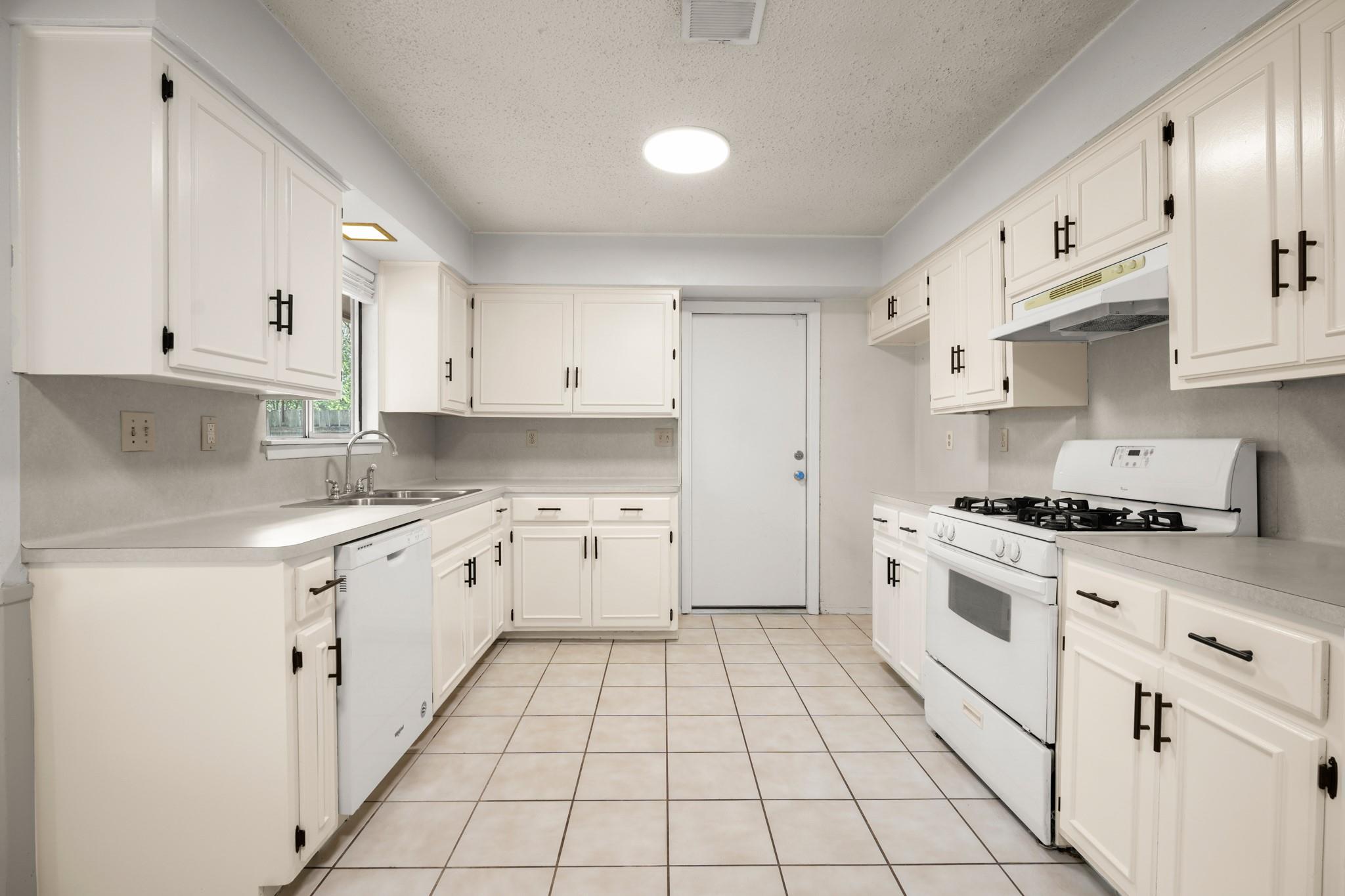 2600 Greenland Ln Property Photo 6