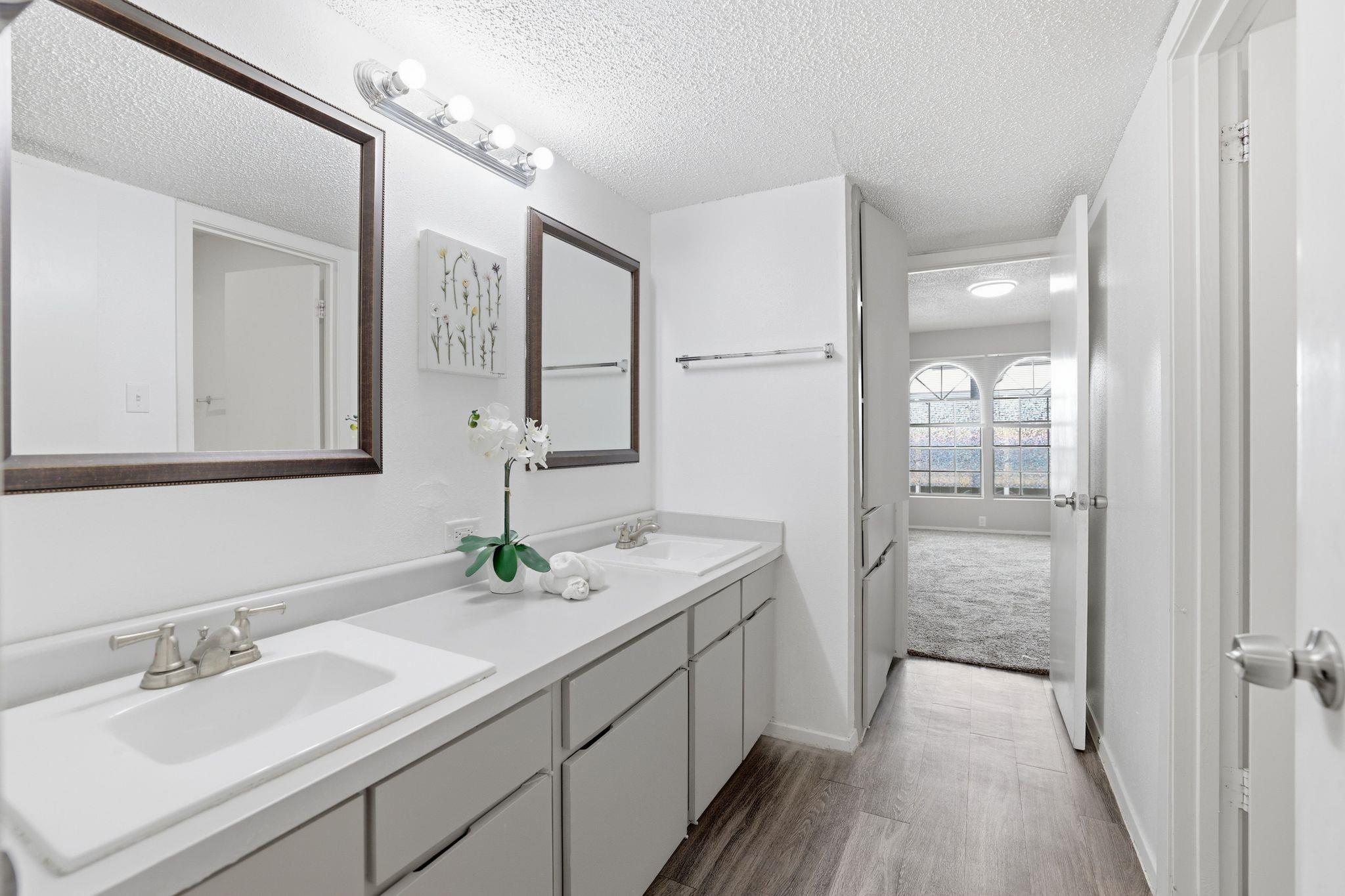101 E 33rd St #206 Property Photo 3