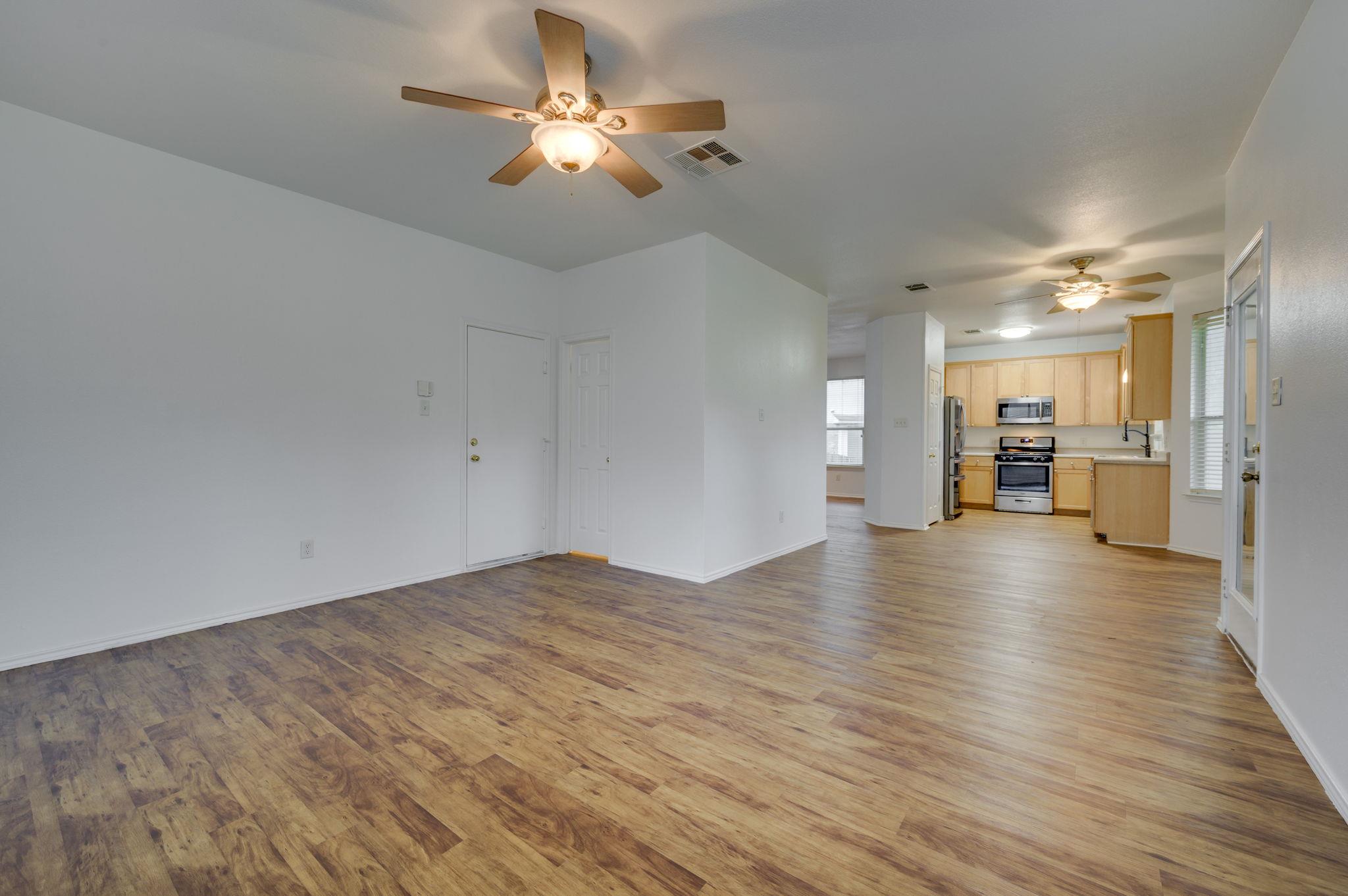 1112 Sundrop Pl Property Photo 2