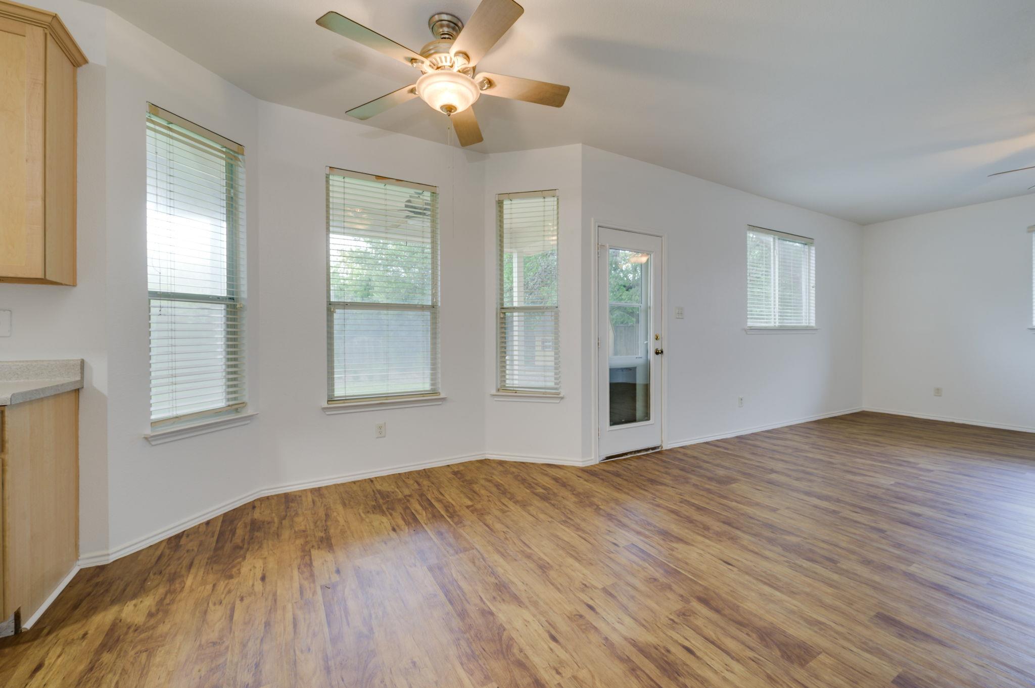 1112 Sundrop Pl Property Photo 3